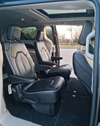 Chrysler Pacifica cena 229900 przebieg: 28700, rok produkcji 2022 z Gostyń małe 326